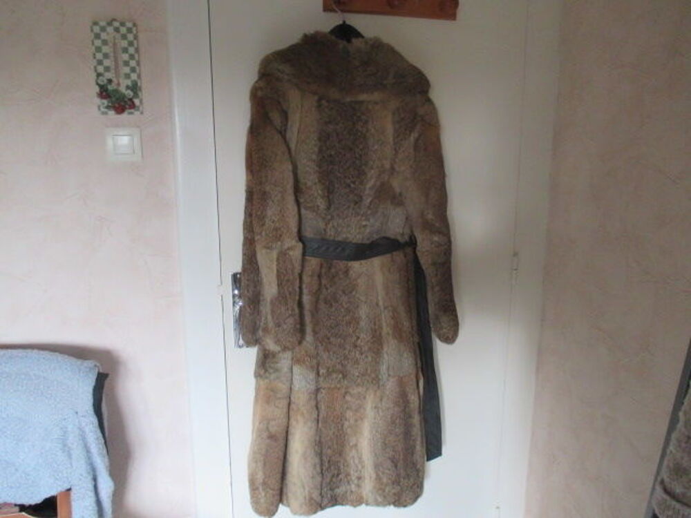 TRES BEAU MANTEAU LONG EN LAPIN . Vêtements