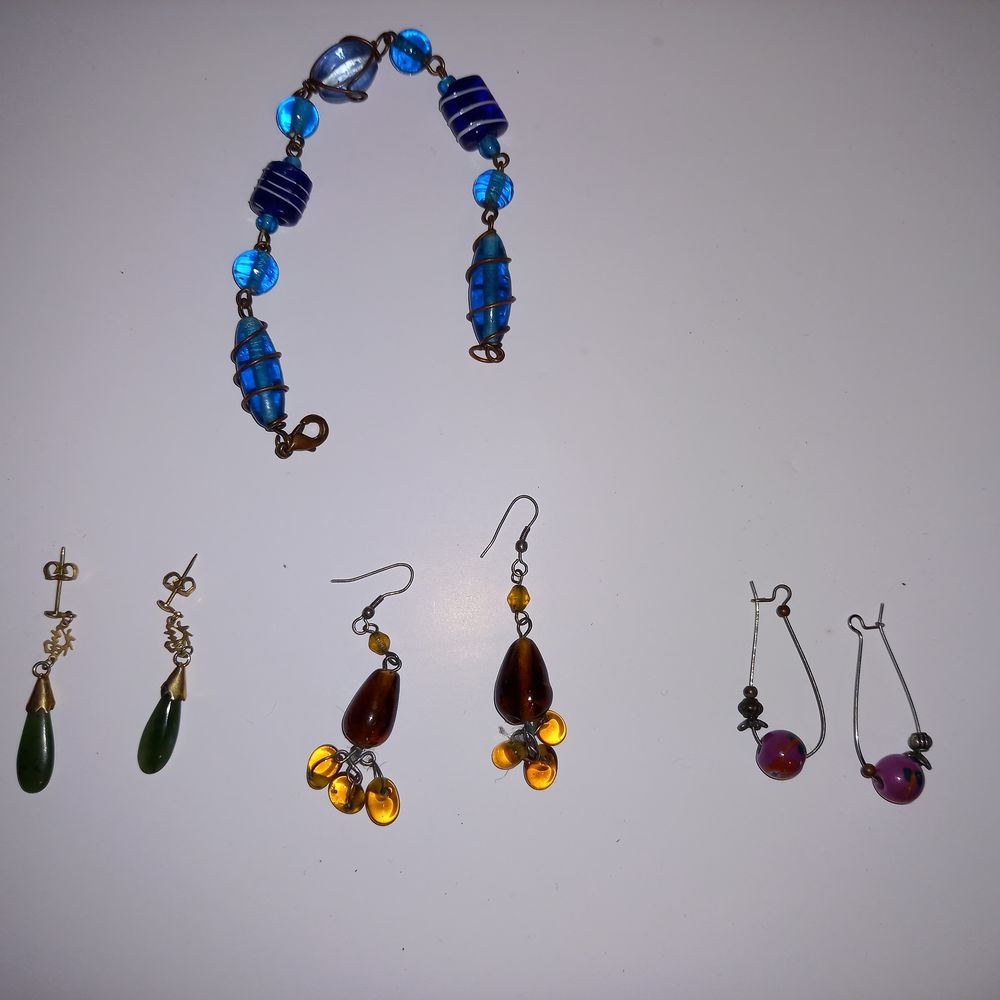 Lot de 3 paires de boucles d'oreilles et 1 bracelet Bijoux et montres
