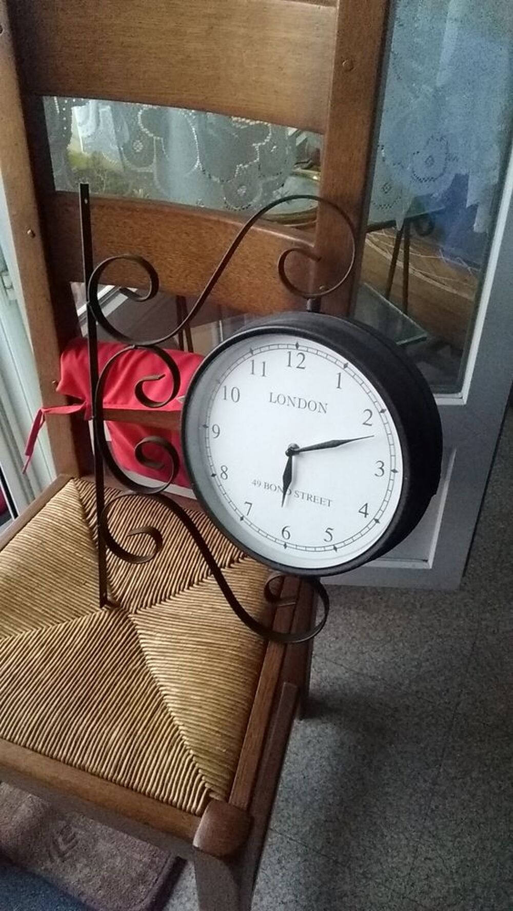1 pendule ancienne en fer et verre Dcoration