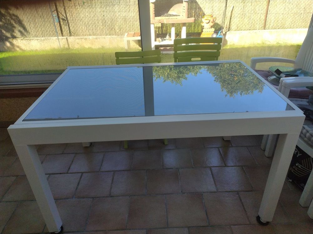 Table en acier et verre &eacute;tat neuf servi 10 fois. Jardin