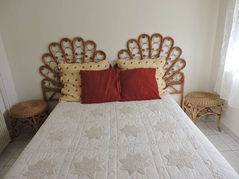 t&ecirc;te de lit en rotin et fauteuil assorti Meubles