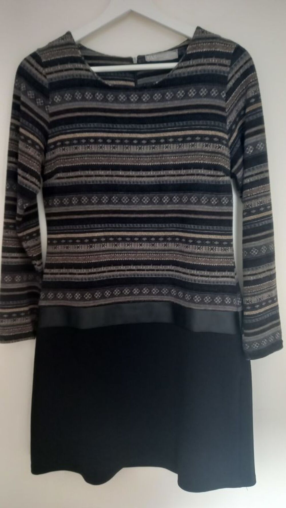Robe fille &agrave; suivre Vêtements