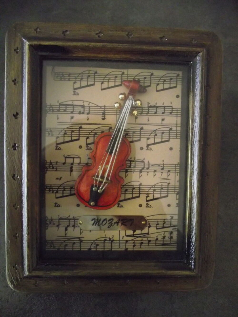 VIOLON DE MOZART EN VITRINE. Décoration