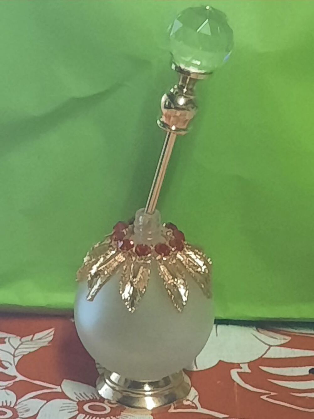 Flacon pour parfum en verre avec v&eacute;roteries et m&eacute;tal dor&eacute;. 