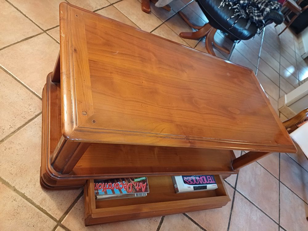 Table de salon en bois massif Maroquinerie