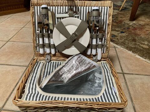 Panier de pique-nique pratique pour 4 personnes - Neuf. 30 Finhan (82)