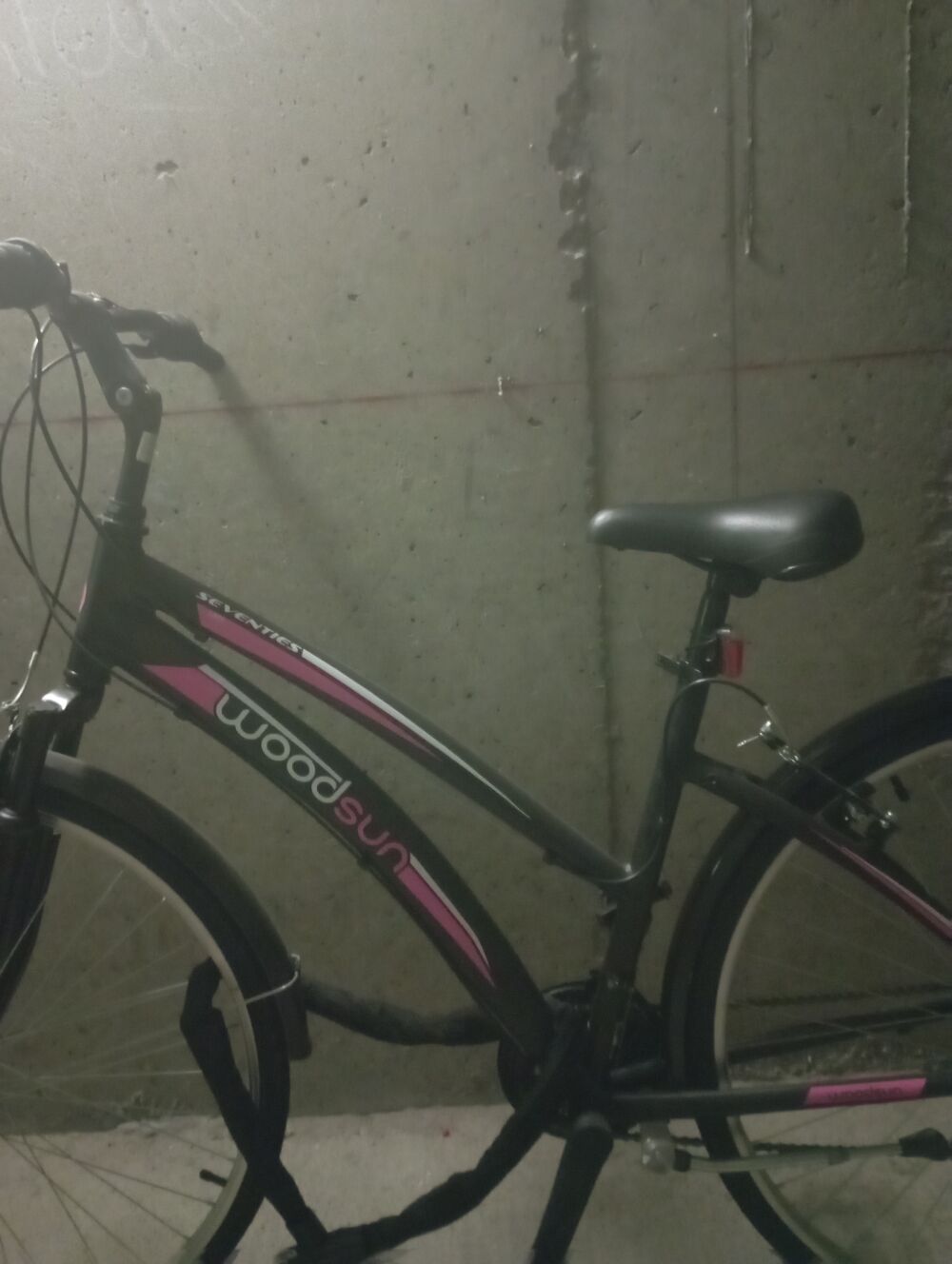 VTT femme neuf rose et noir double vitesse Vlos