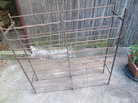 Range bouteilles en m�tal ann�es 60-70 100 bouteilles 50 Herblay (95)