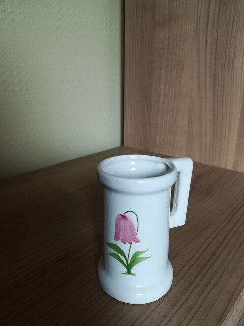 TRES PETIT VASE BLANC AVEC ANSE / Décor 1 fleur 
0 Mouvaux (59)