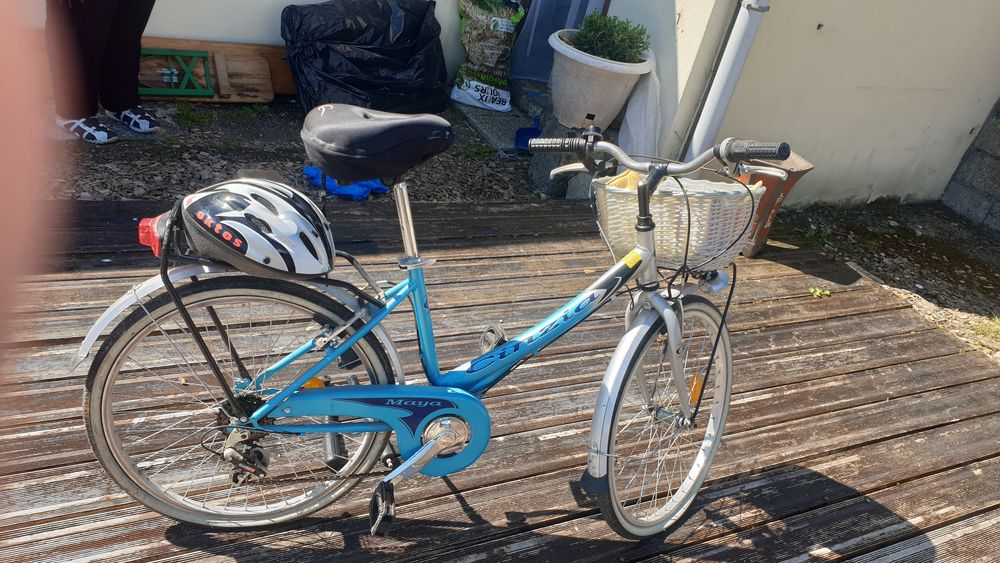 mon v&eacute;lo avec un casque et 2 pompes Vélos