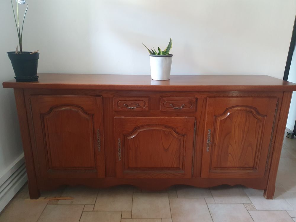 Buffet, table et quatre chaises Meubles