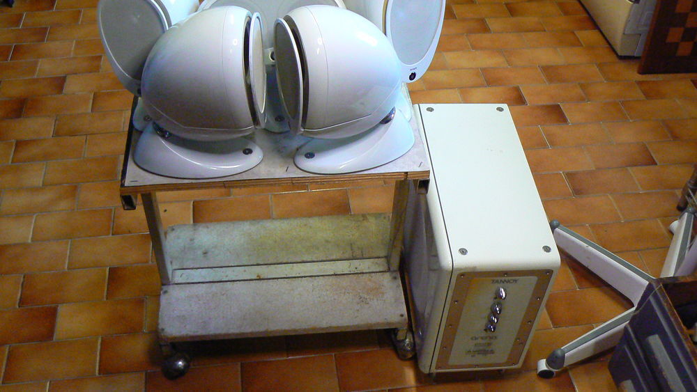 Tannoy Arena Caisson basse amplifi&eacute; et 5 pieds de table Audio et hifi