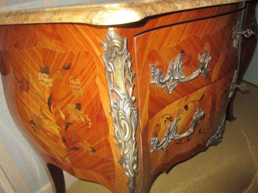 commode bois de rose et marqueterie de St. Louis XV Meubles