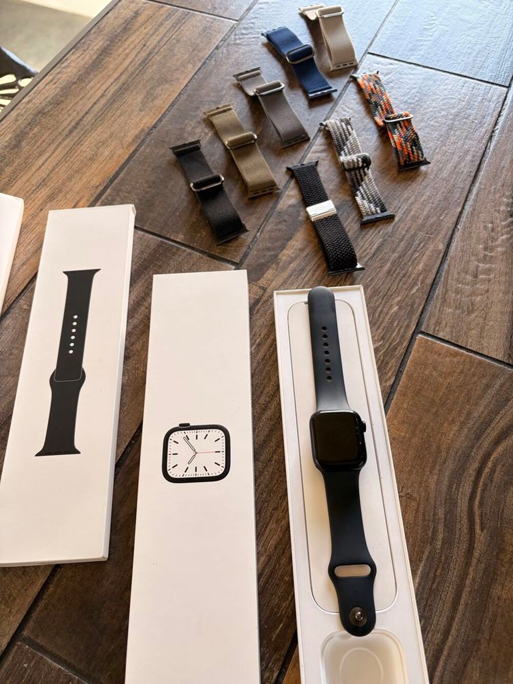 Apple Watch s&eacute;rie 7 - 41mm + boite + chargeur + bracelets Téléphones et tablettes