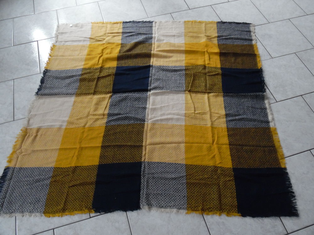 Echarpe carr&eacute;e coloris moutarde, marine, &eacute;cru - NEUVE Vêtements