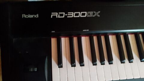 Superbe piano numérique Roland Escragnolles (06)