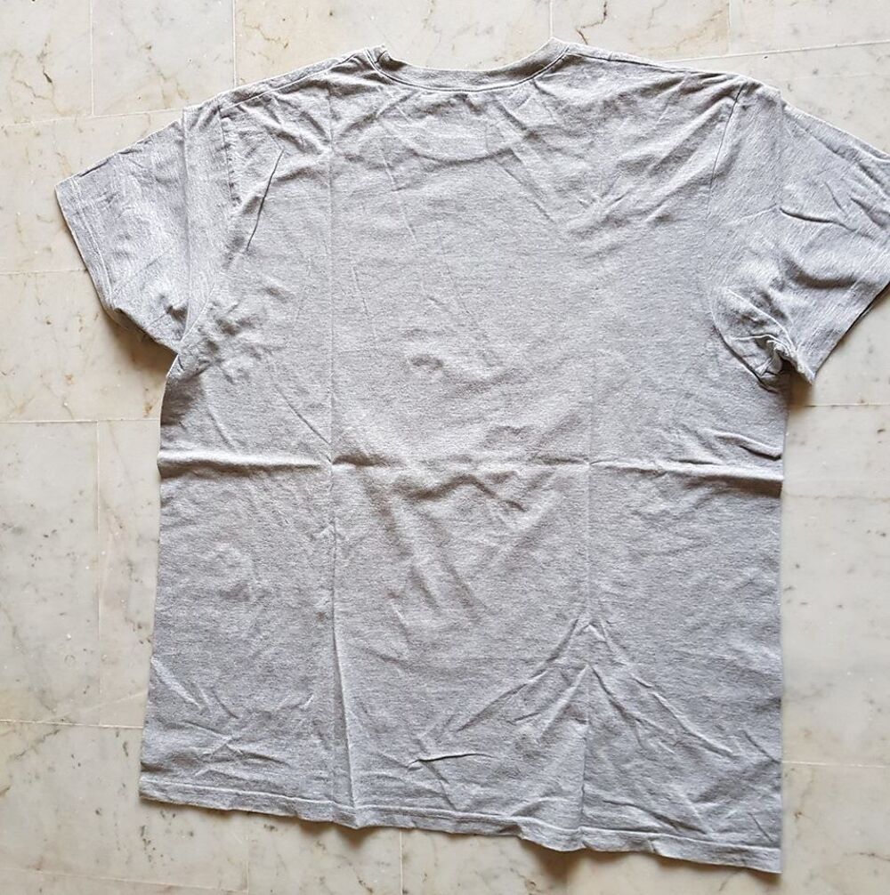Tee shirt decathlon gris XXL 1 euro 
Vêtements