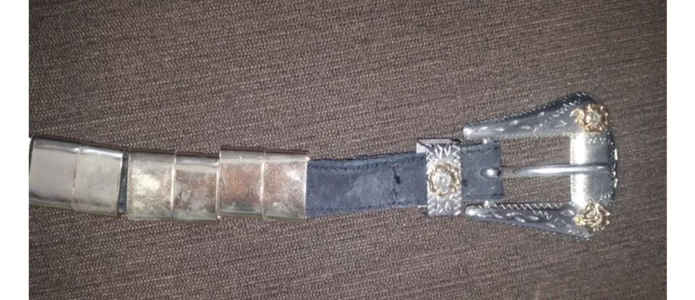 Ceinture noire avec pieces de m&eacute;tal dor&eacute;es Maroquinerie