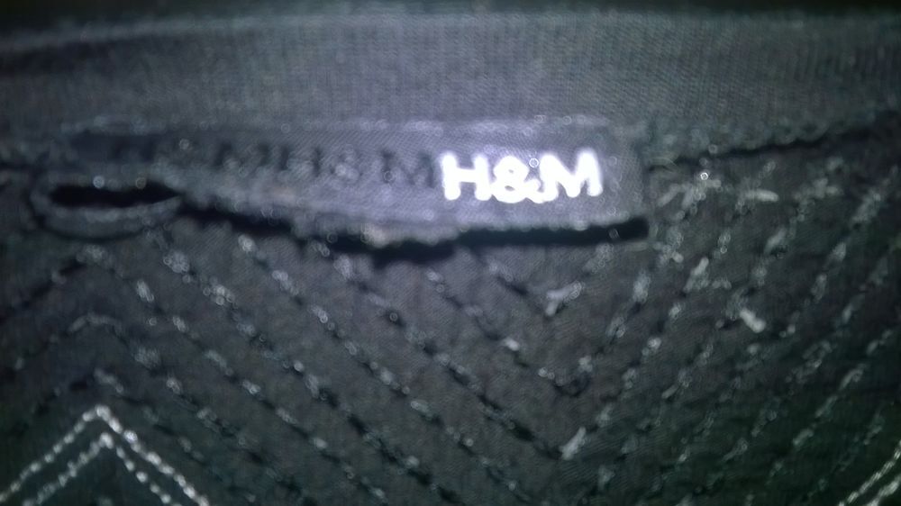 Robe noire 
H&amp;M
Sans manches
Avec dorure
Taille M 38
10 Vêtements