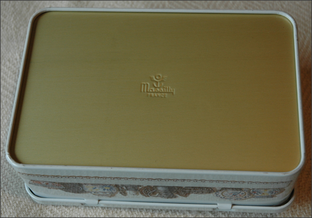 Boite neuve, d&eacute;cor en relief, Th&egrave;me "Int&eacute;rieur breton" 