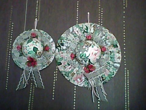 2 chapeaux  fleurs de dcoration  suspendre 10 tampes (91)