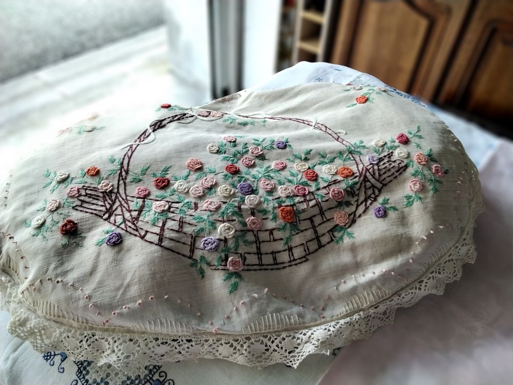 Dessus de lit 1m40 plus coussin brod&eacute; main Décoration