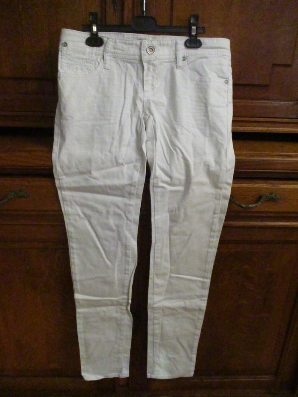 un pantacourt blanc et un pantalon en toile blanc bon &eacute;tat Vtements