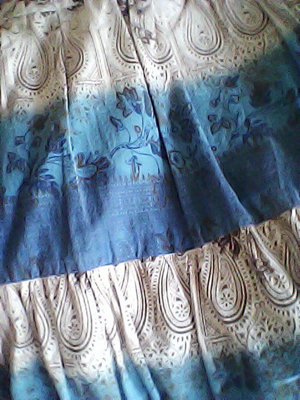 Tr&egrave;s belle jupe, Vêtements