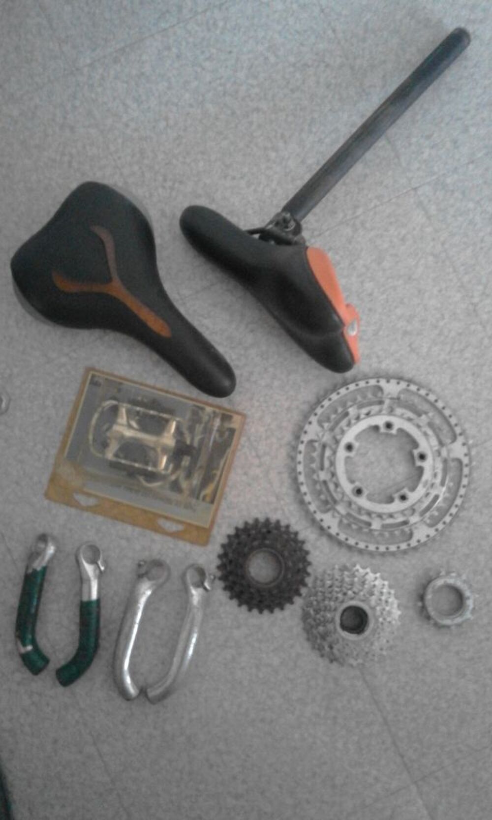 Divers V&eacute;los &agrave; Finir,+ Beaucoup de Pi&egrave;ces Vélos