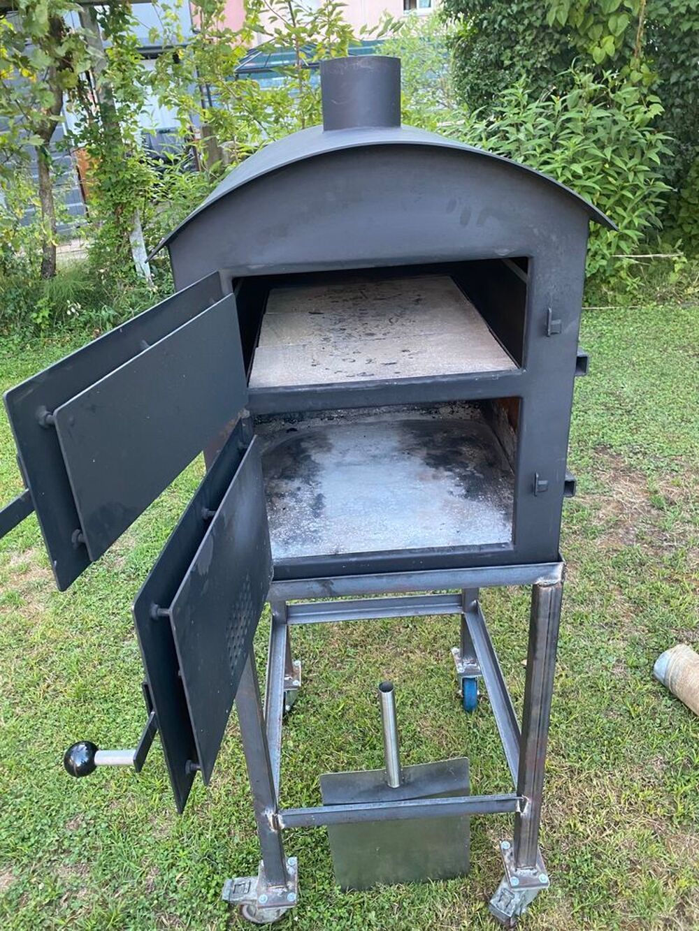Four &agrave; tarte flamb&eacute;e Pizza au bois quasi neuf avec support roulettes Jardin
