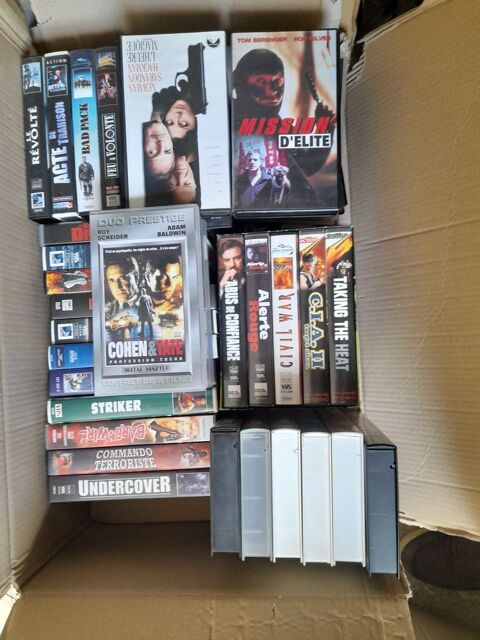 Cassettes VHS ( environ 200 ) avec MAGNETOSCOPE et Lecteur DVD incorporé Guilvinec (29)