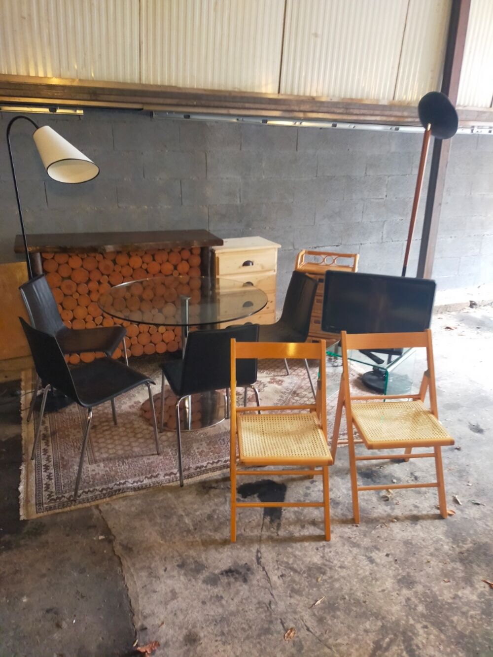 Salon complet avec de tr&egrave;s belles pi&egrave;ces. Meubles