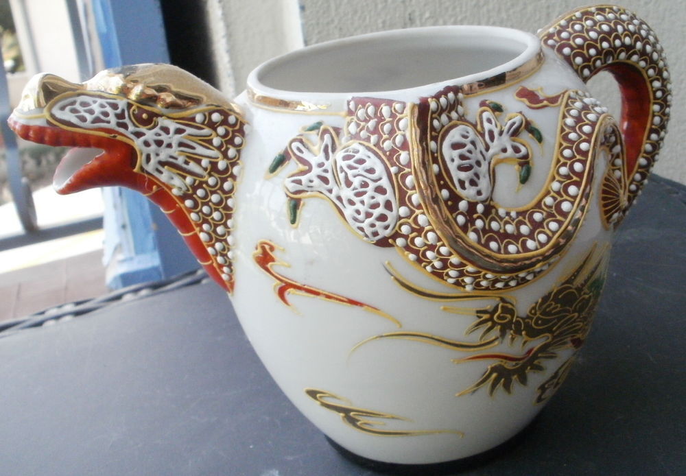 THEIERE en porcelaine du Japon, bec verseur t&ecirc;te de dragon - Décoration