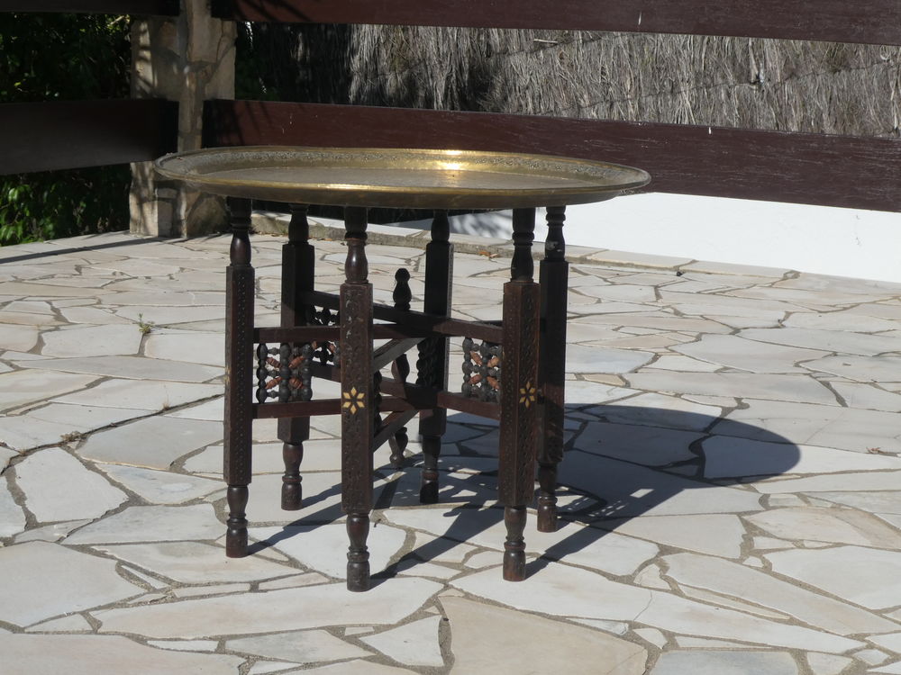 Table Marocaine des ann&eacute;es 30 avec plateau laiton Meubles