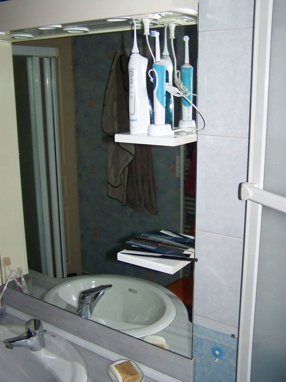 Grand meuble salle de bain , sur pieds Meubles