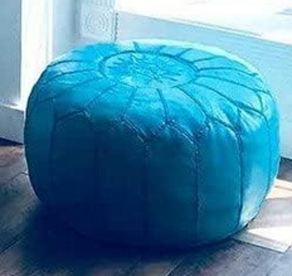 pouf artisanal marocain bleu, fait main. .
Meubles