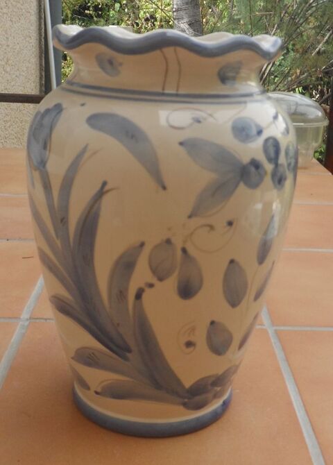 Vase beige en cramique dcor de fleurs bleues neuf AN 70 50 Castries (34)