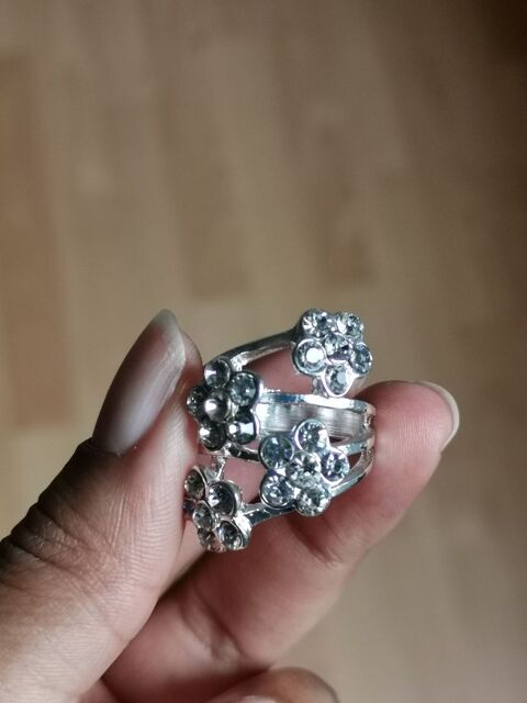 Bague strassée blanc sans marque, taille 56, jamais porté. 5 Villemomble (93)