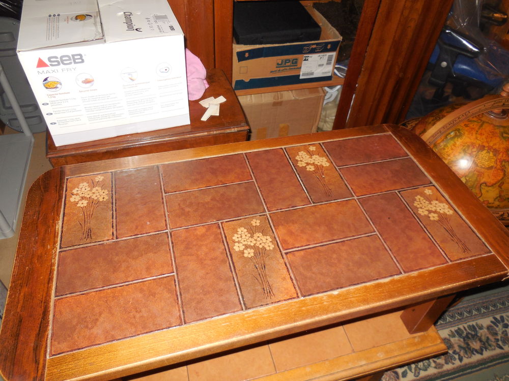 TABLE BASSE en bois (dessus carrel&eacute; &agrave; motif)
Meubles
