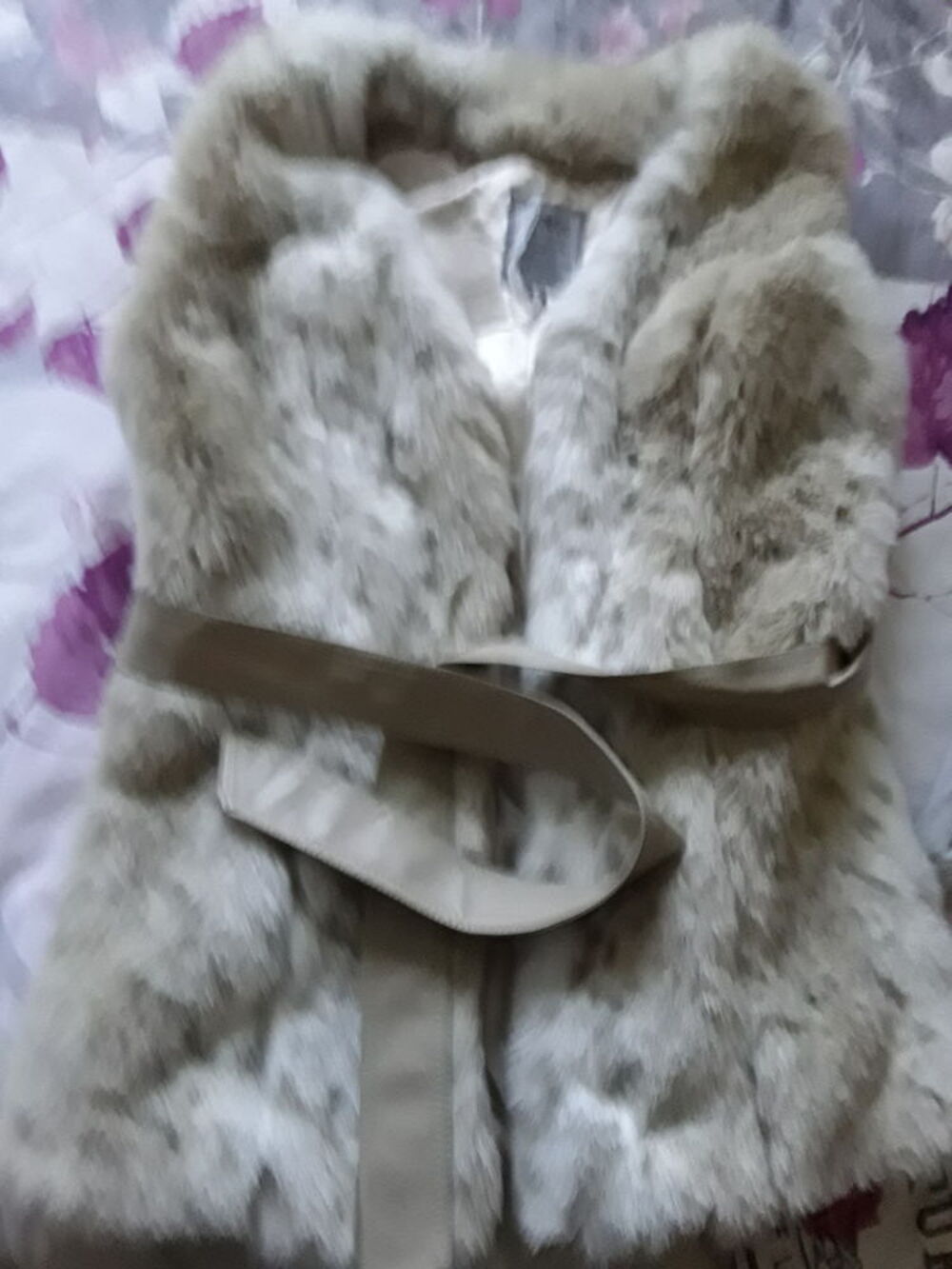 Gilet sans manches fourrure avec ceinture. Vêtements