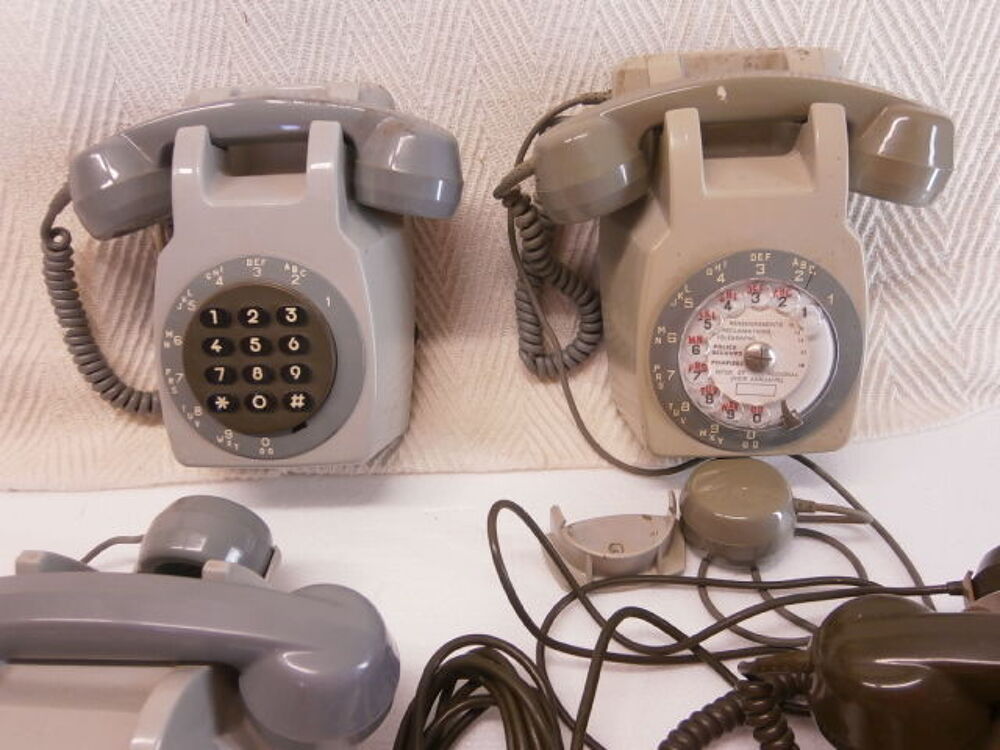 Collection de 5 t&eacute;l&eacute;phones et articles de t&eacute;l&eacute;phonies 