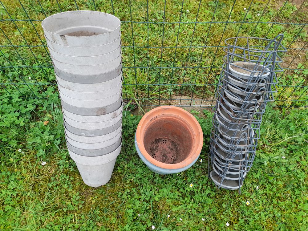 Pots de fleurs PVC + Supports Jardin