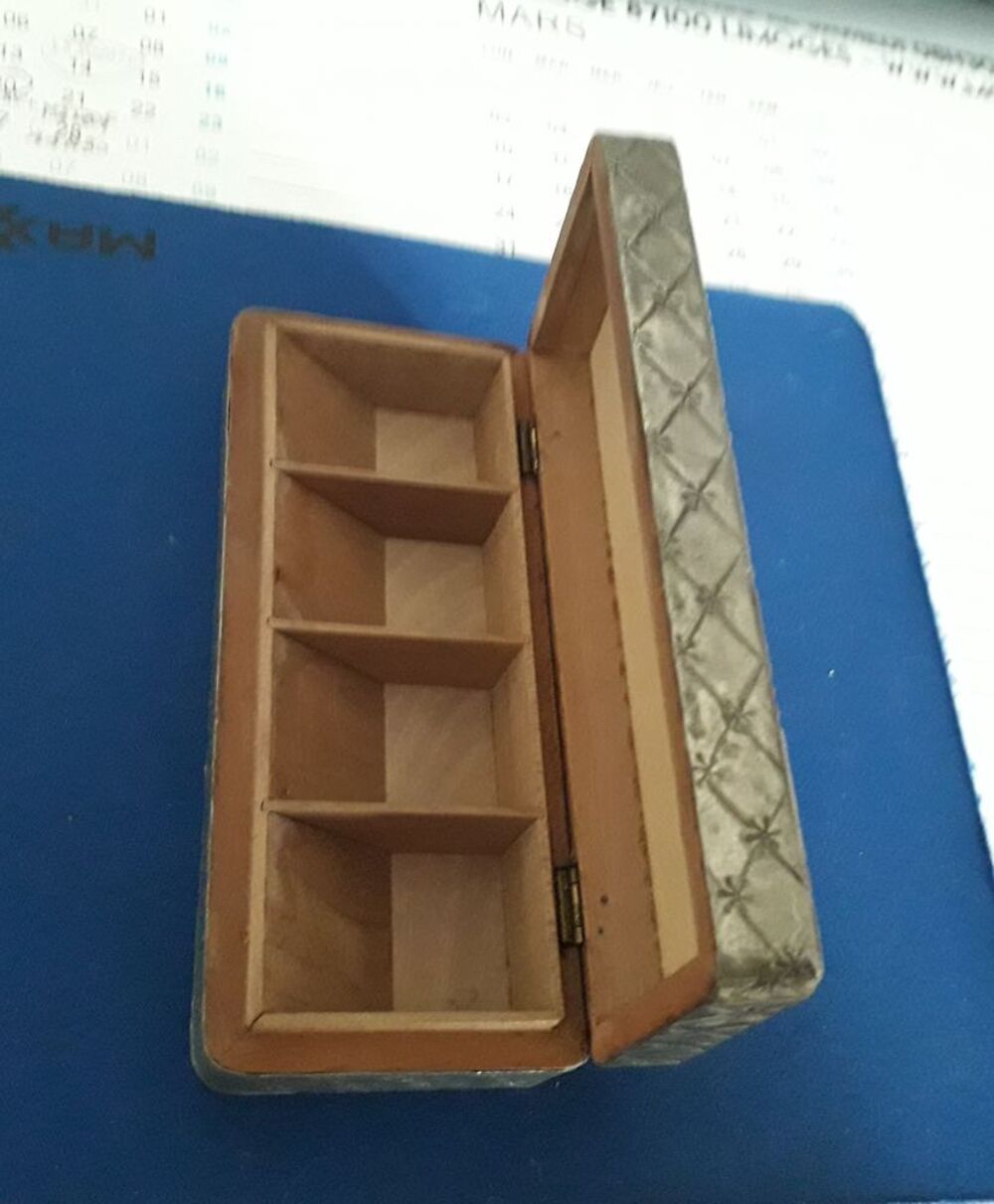 Ancienne bo&icirc;te &agrave; timbre en bois et m&eacute;tal 