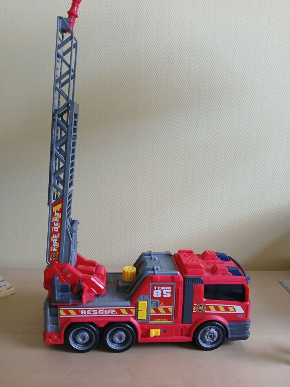 Camion de pompier jouet avec 3 figurines pompiers Jeux / jouets