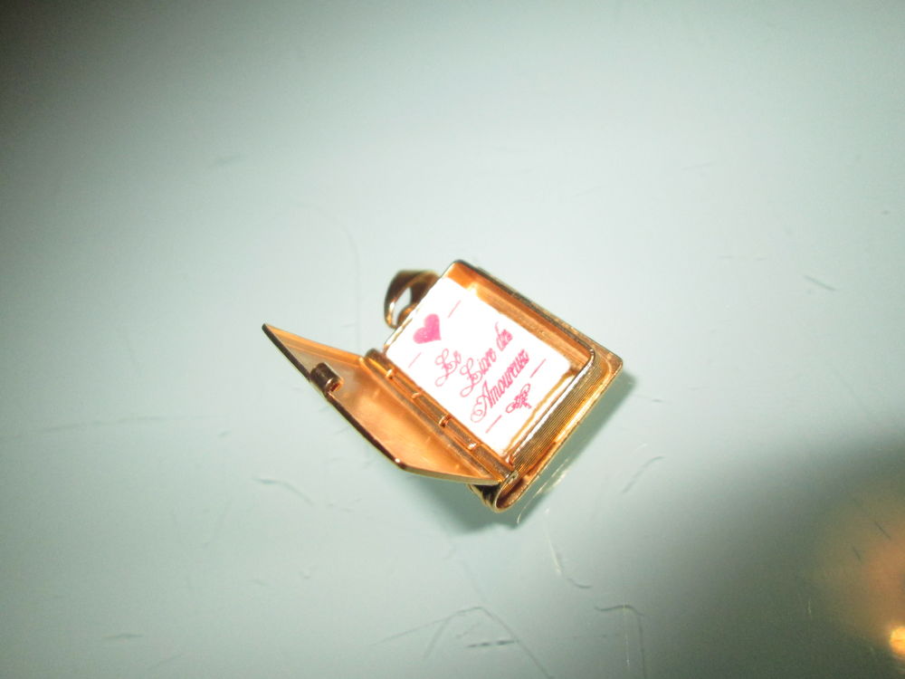 Pendentif livre plaqu&eacute; or Bijoux et montres