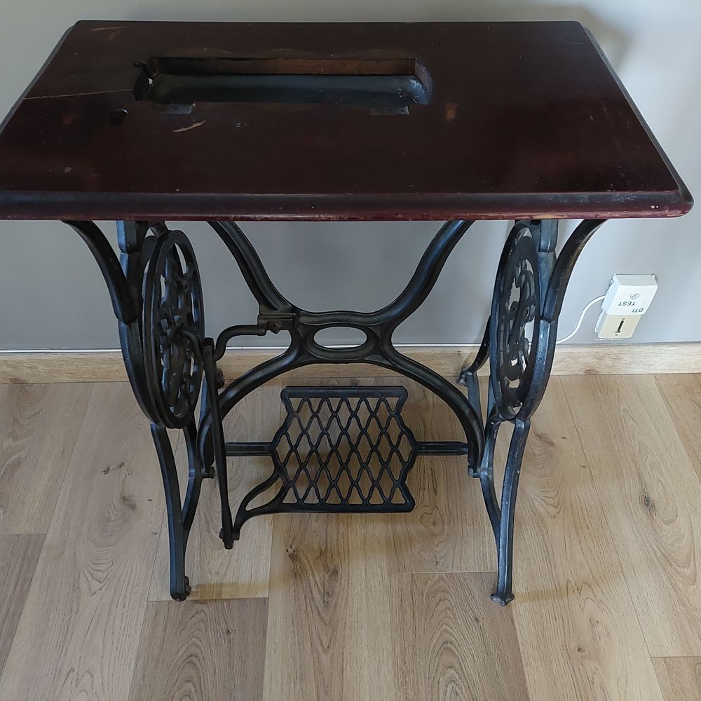 TABLE POUR MACHINE A COUDRE ANCIENNE SINGER Meubles