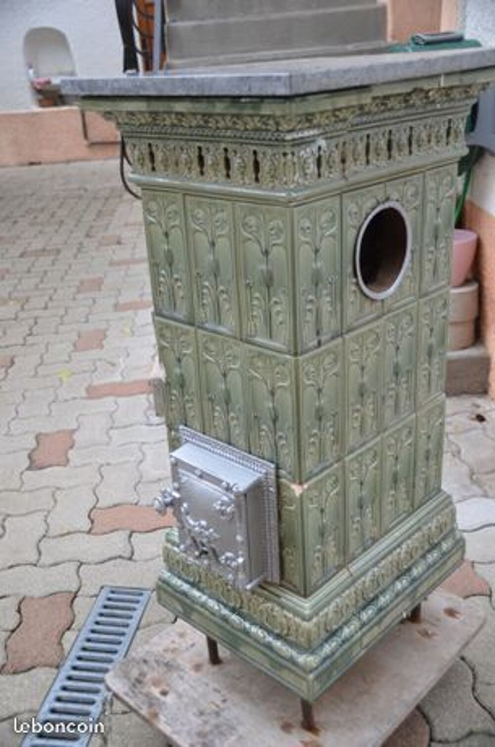 Ancien Fourneau en Faience Décoration