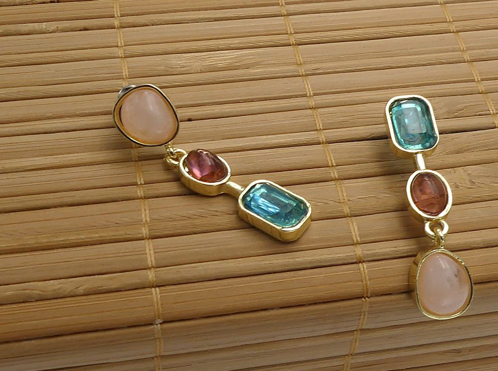Boucles d'oreilles m&eacute;tal dor&eacute; et r&eacute;sine, asym&eacute;triques Bijoux et montres