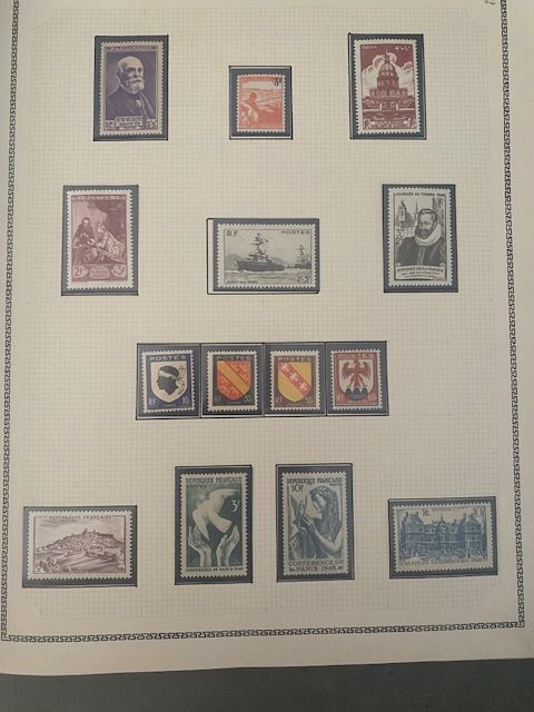 6 albums remplis de timbres divers Mions (69)