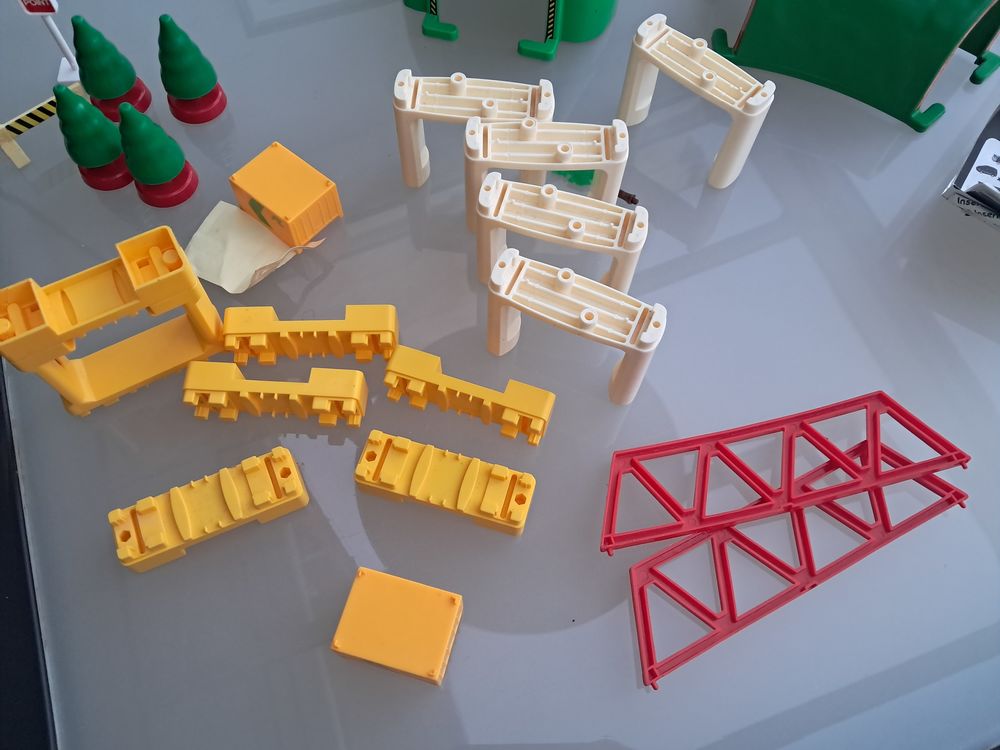 Des &eacute;l&eacute;ments du train Tomy 7426, super set
de chez Tomica Wo Jeux / jouets